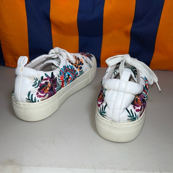 J/Slides Sneakers Women's 6.5 M Floral Embroidered White fux Leather Shoes Rare - Picture 3 of 9